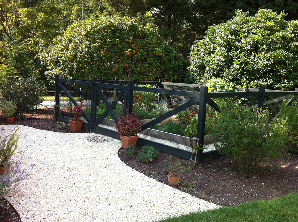 Стильный дизайн: маленький огород во дворе на заднем дворе в стиле кантри с покрытием из гравия без защиты от солнца для на участке и в саду - последний тренд