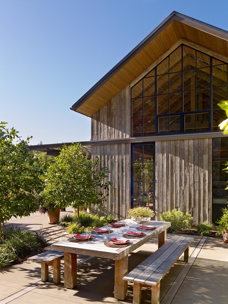 Идея дизайна: двор в стиле кантри с покрытием из бетонных плит без защиты от солнца