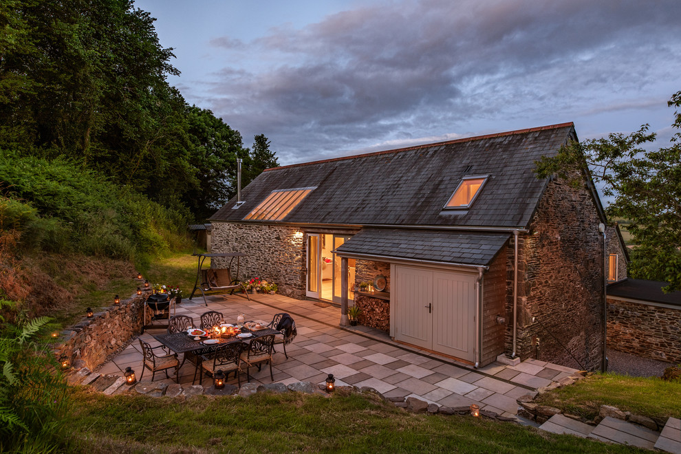 Unbedeckter, Großer Landhausstil Patio hinter dem Haus mit Betonboden in Devon