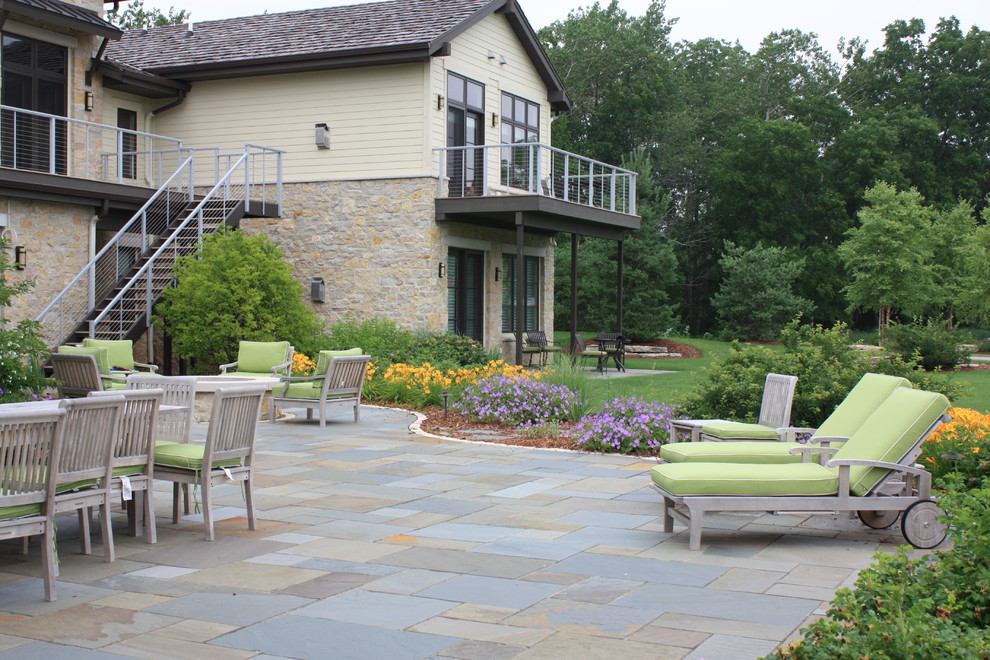 Esempio di un grande patio o portico country dietro casa con pavimentazioni in pietra naturale e un gazebo o capanno