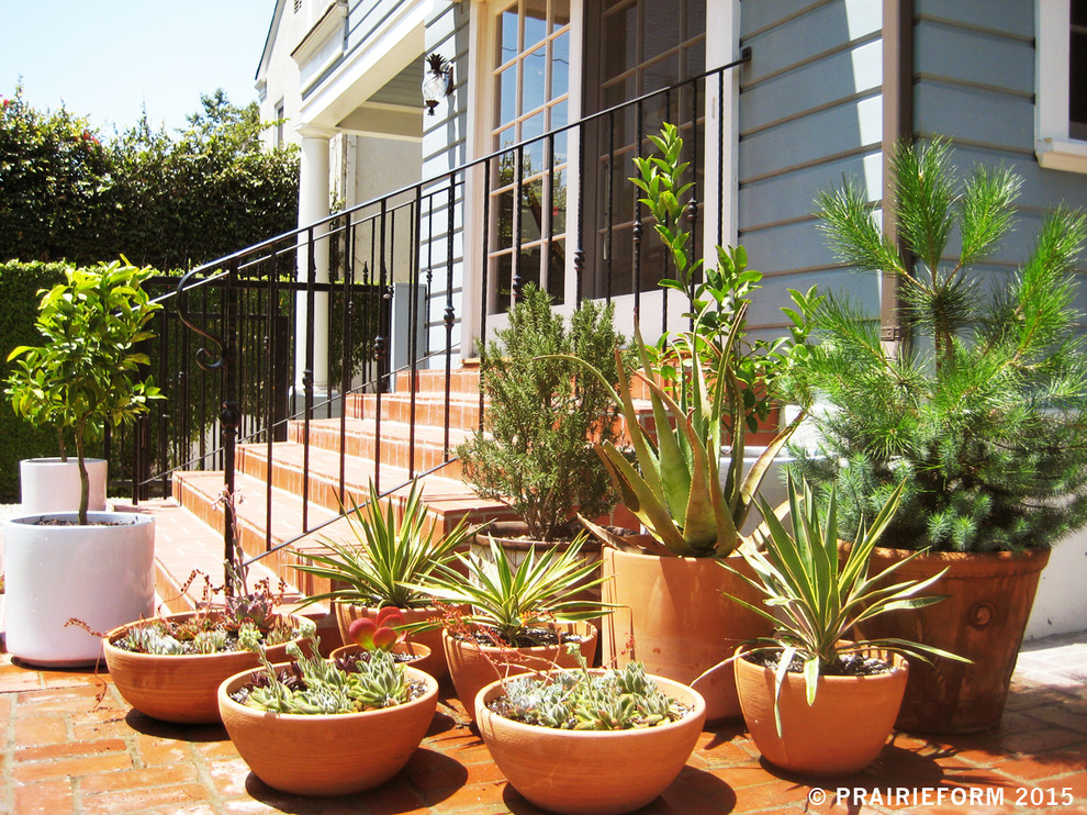 Стильный дизайн: маленький двор на заднем дворе в современном стиле с мощением клинкерной брусчаткой для на участке и в саду - последний тренд