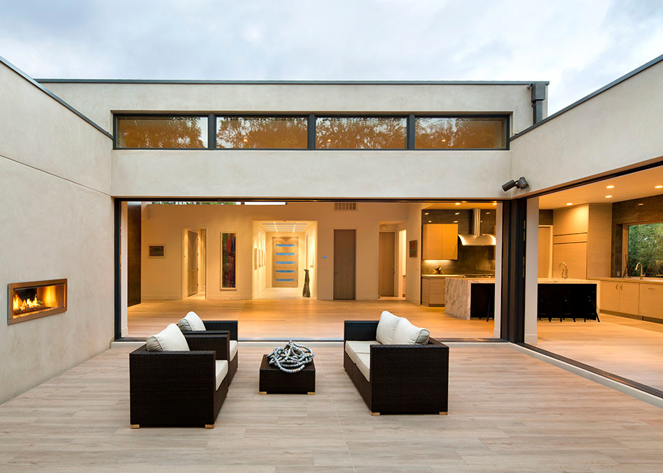 Inspiration pour une terrasse minimaliste avec un foyer extérieur et une cour.