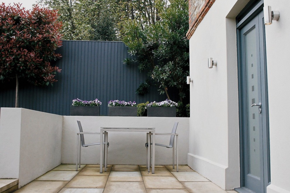 Photo of a modern patio in Surrey.