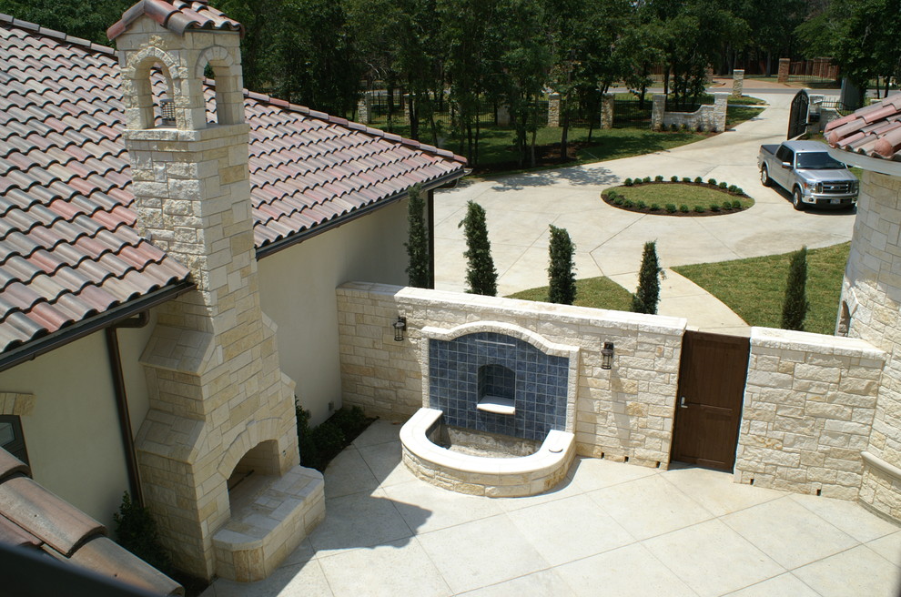 Imagen de patio mediterráneo grande sin cubierta en patio delantero con adoquines de hormigón