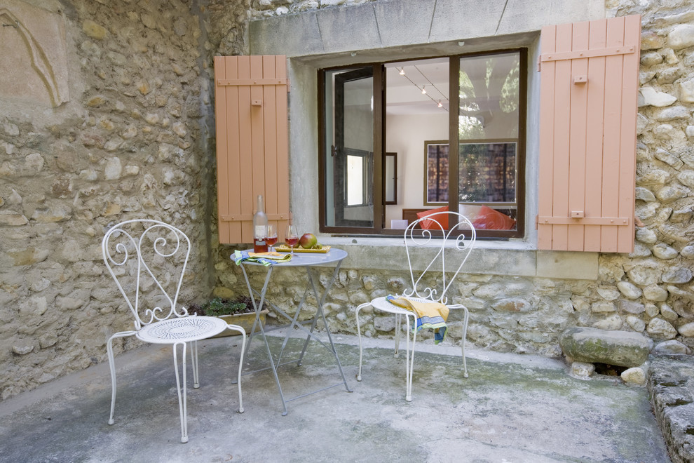На фото: двор в средиземноморском стиле с покрытием из бетонных плит