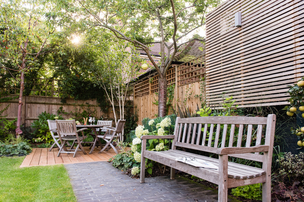 Inspiration pour une terrasse arrière traditionnelle avec des pavés en brique et aucune couverture.