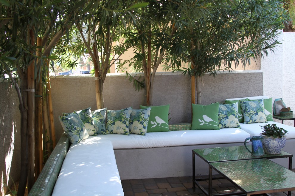Esempio di un grande patio o portico mediterraneo in cortile con pavimentazioni in mattoni e nessuna copertura