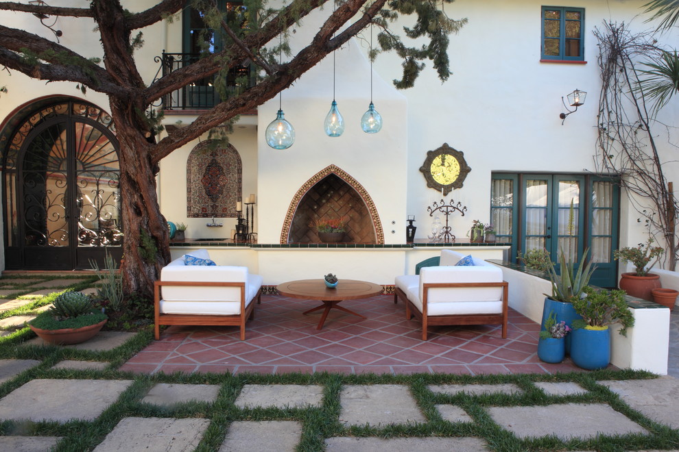 На фото: двор на внутреннем дворе в средиземноморском стиле