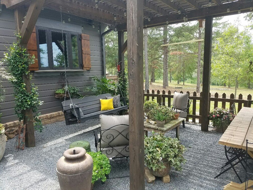 Пример оригинального дизайна: пергола во дворе частного дома среднего размера на заднем дворе в стиле кантри с растениями в контейнерах и покрытием из гравия