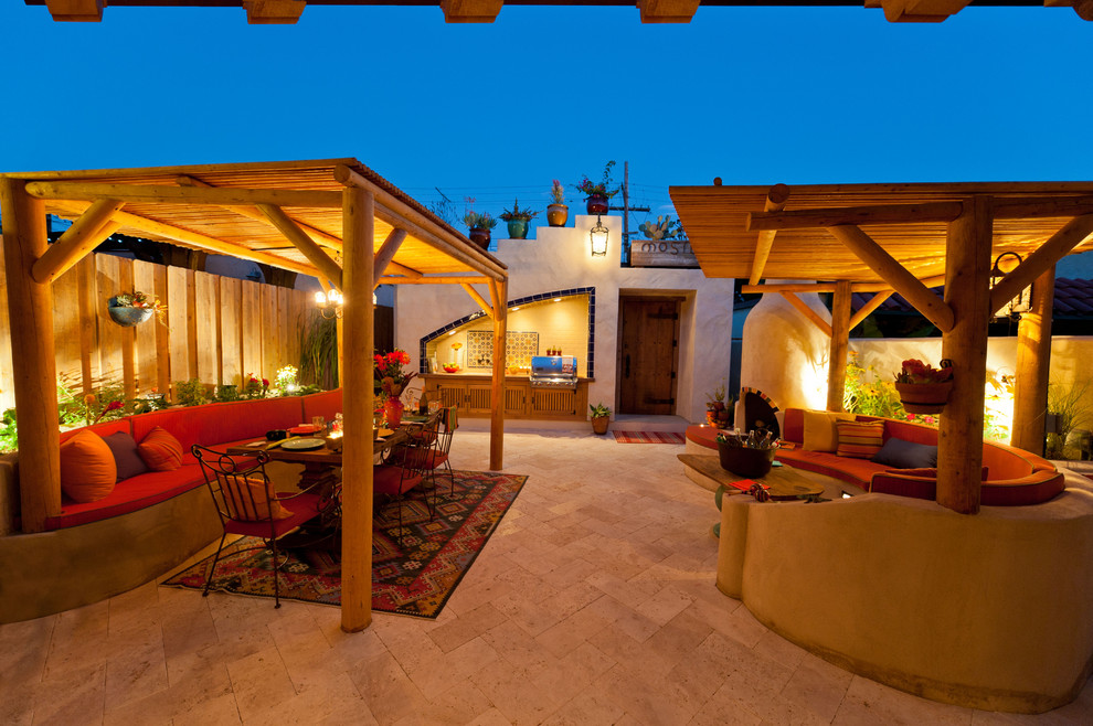 Exemple d'une très grande terrasse arrière éclectique avec une cuisine d'été, des pavés en pierre naturelle et une pergola.