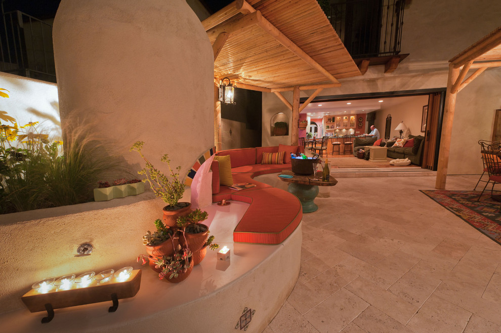 Aménagement d'une très grande terrasse arrière éclectique avec une cuisine d'été, des pavés en pierre naturelle et une pergola.