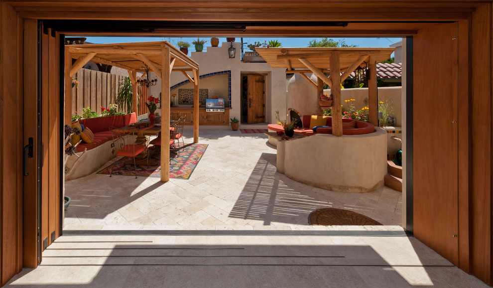 Bild på en mycket stor eklektisk uteplats på baksidan av huset, med utekök, naturstensplattor och en pergola
