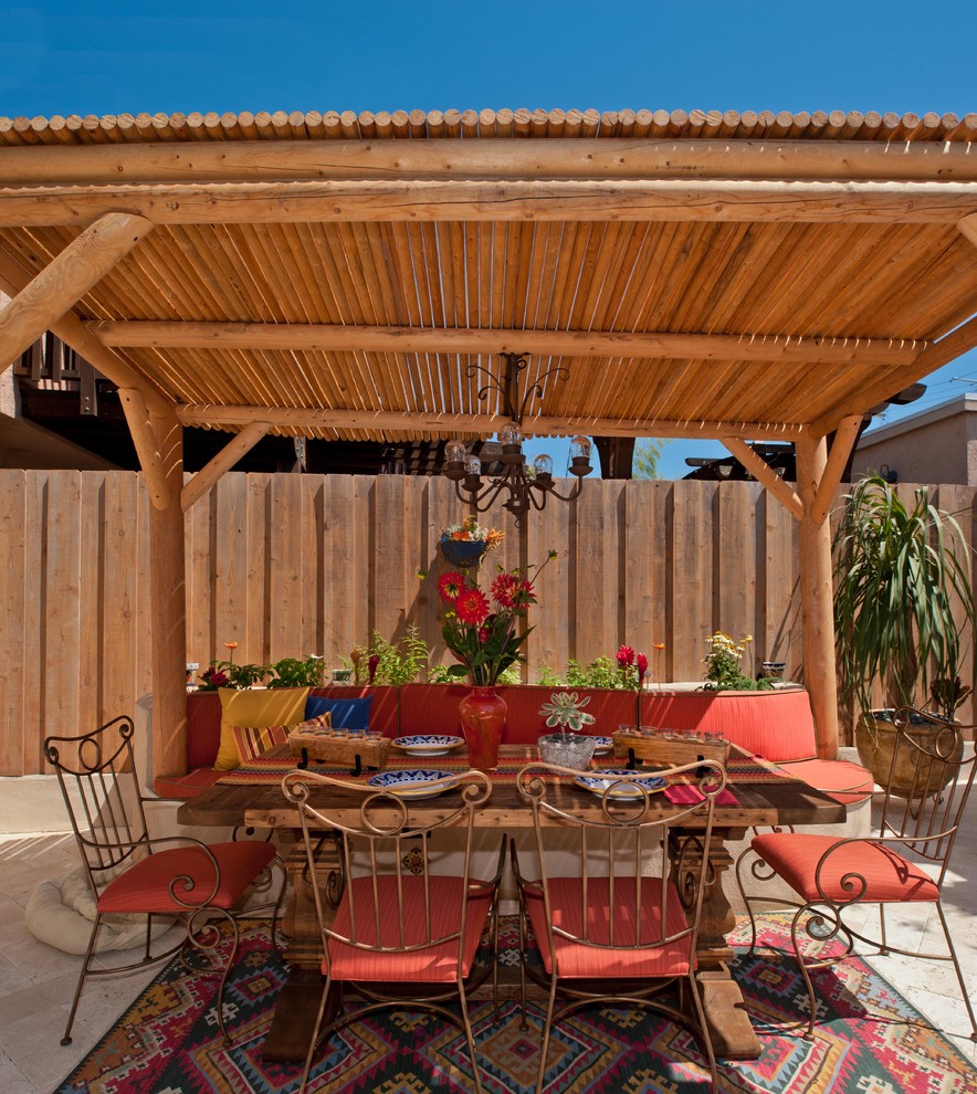 Geräumige Eklektische Pergola hinter dem Haus mit Outdoor-Küche und Natursteinplatten in San Diego