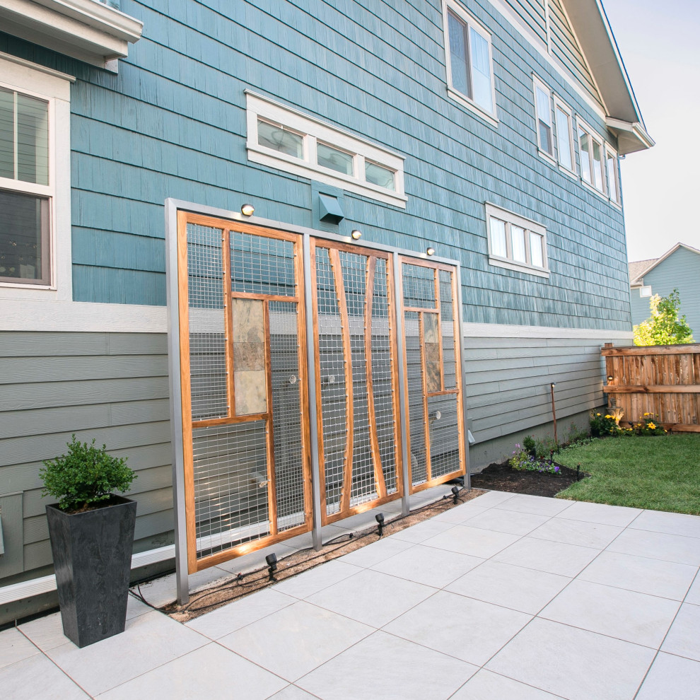 Idee per un patio o portico minimal di medie dimensioni e dietro casa con piastrelle