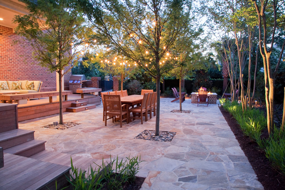 Idées déco pour une terrasse contemporaine avec une cuisine d'été, une cour et des pavés en pierre naturelle.