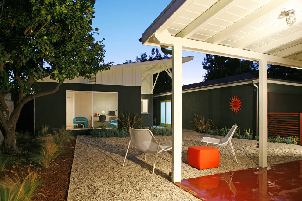 Small midcentury back patio in Los Angeles with gravel.