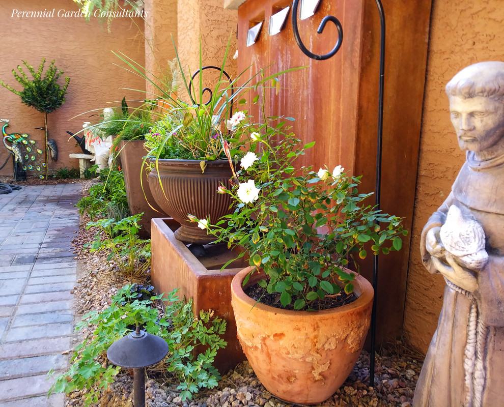 Foto di un patio o portico boho chic in cortile con un giardino in vaso