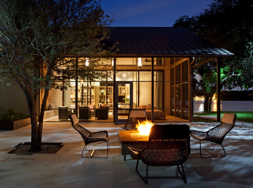 Moderner Patio mit Feuerstelle in Austin