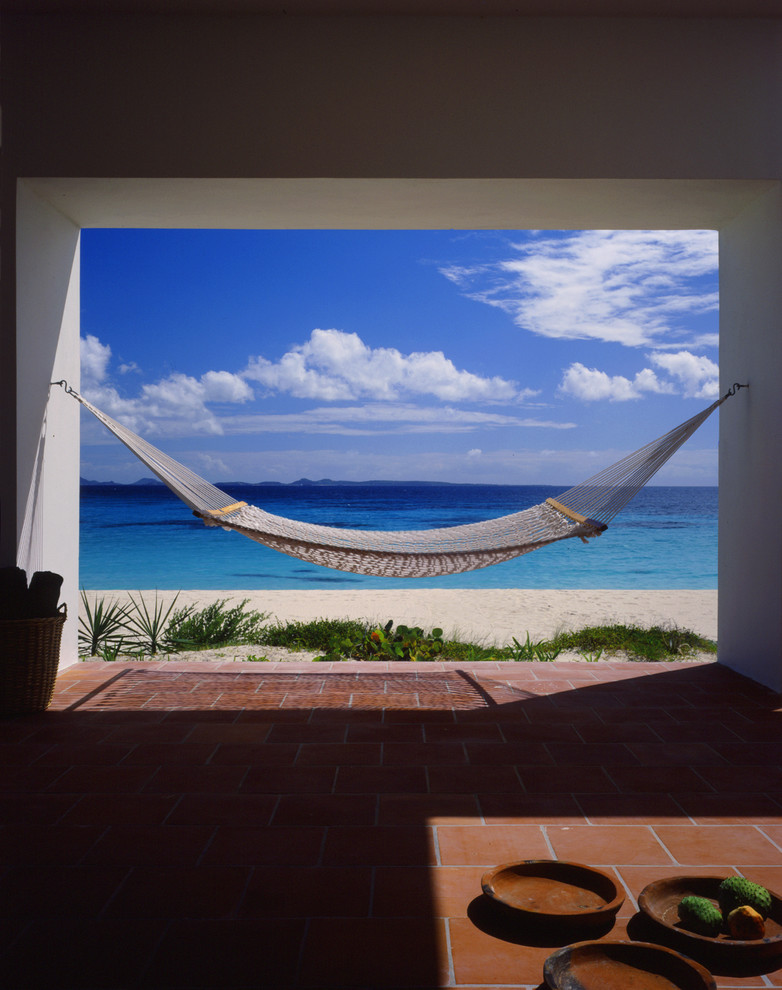 Свежая идея для дизайна: двор в морском стиле с покрытием из плитки - отличное фото интерьера
