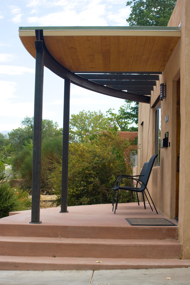 Foto di un piccolo patio o portico tradizionale davanti casa con lastre di cemento