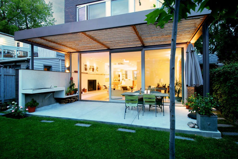 Cette image montre une terrasse design avec une pergola.