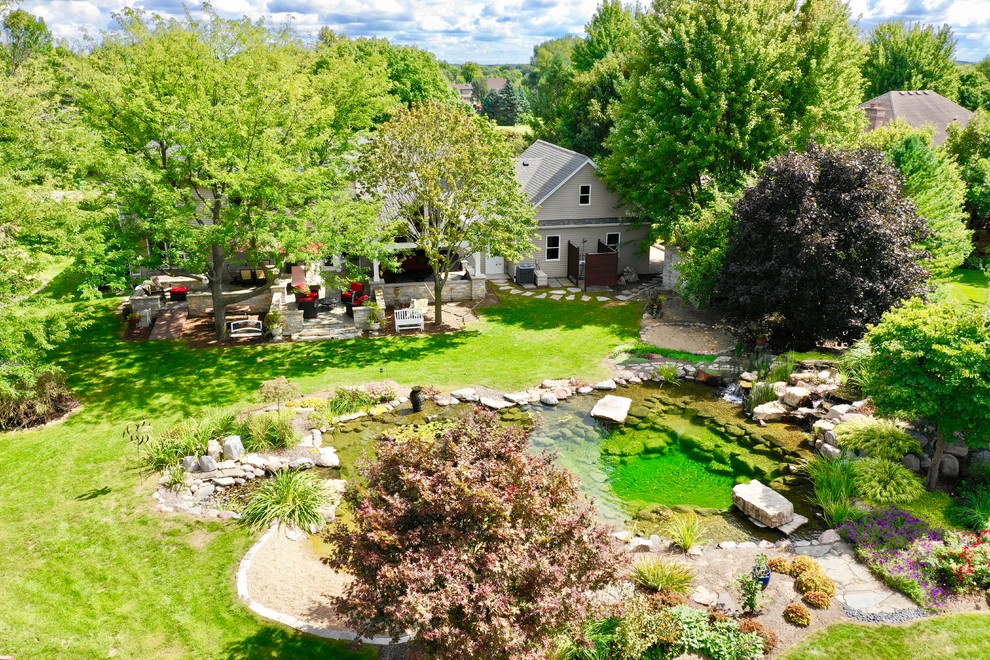 Foto di un grande giardino american style dietro casa con un focolare