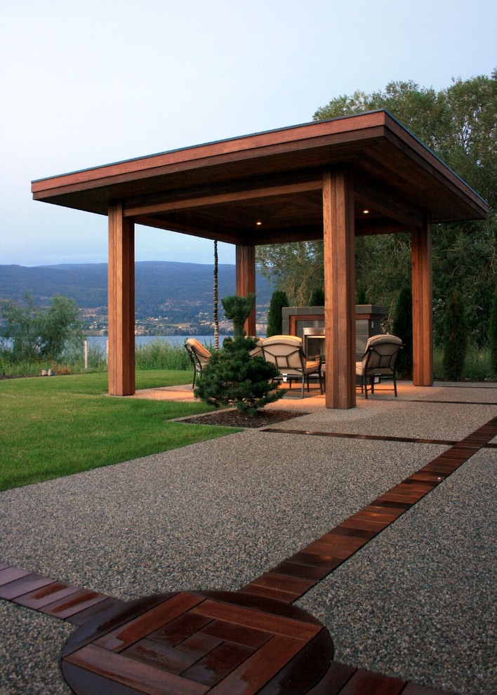 Пример оригинального дизайна: беседка во дворе частного дома среднего размера на заднем дворе в классическом стиле с покрытием из каменной брусчатки и местом для костра