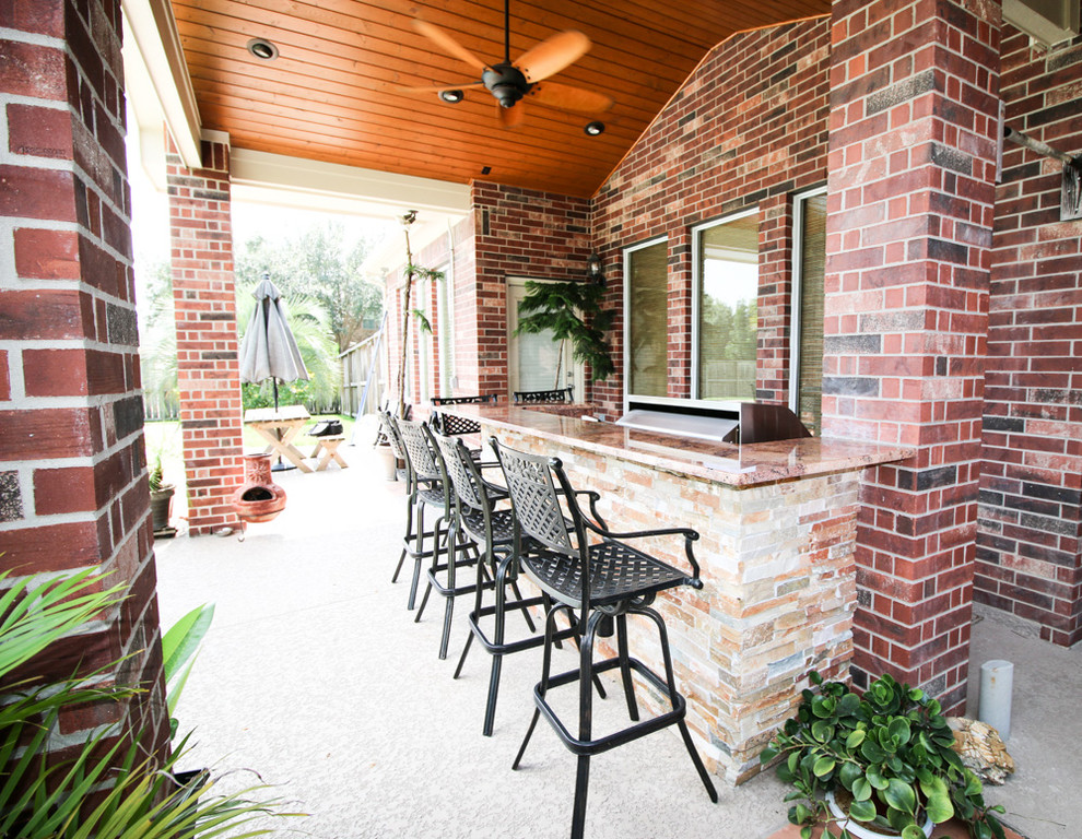 Cette image montre une terrasse arrière traditionnelle de taille moyenne avec une cuisine d'été et une extension de toiture.
