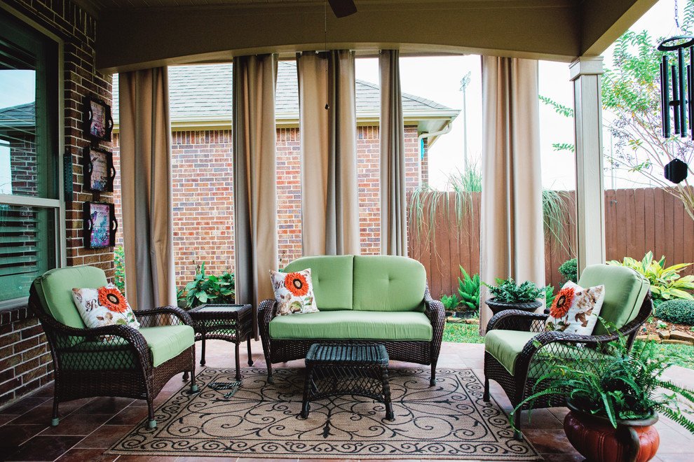 Пример оригинального дизайна: двор в классическом стиле с покрытием из плитки и навесом