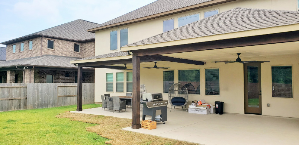 Imagen de patio contemporáneo grande en patio trasero y anexo de casas con losas de hormigón