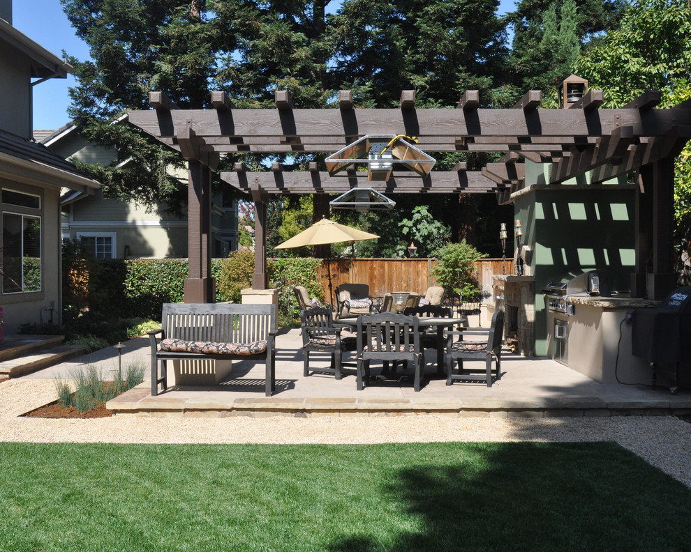Foto di un patio o portico stile americano dietro casa con graniglia di granito