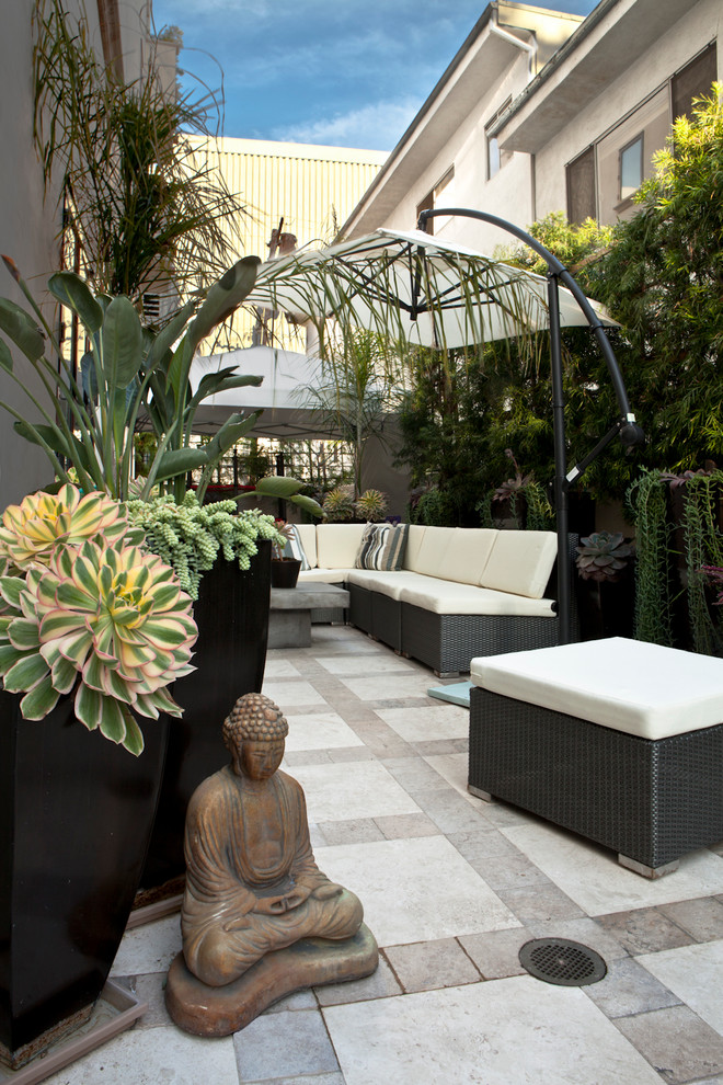 This is an example of a contemporary courtyard patio in Los Angeles with no cover.