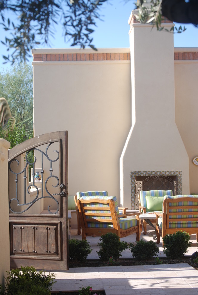 Immagine di un patio o portico mediterraneo in cortile con un focolare
