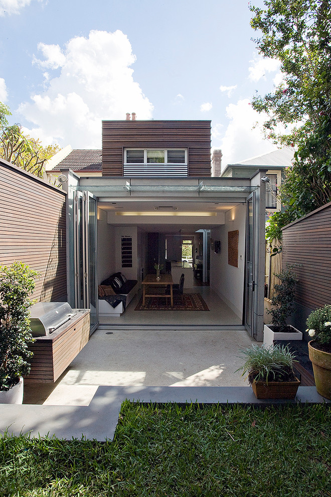 Свежая идея для дизайна: двор в современном стиле - отличное фото интерьера