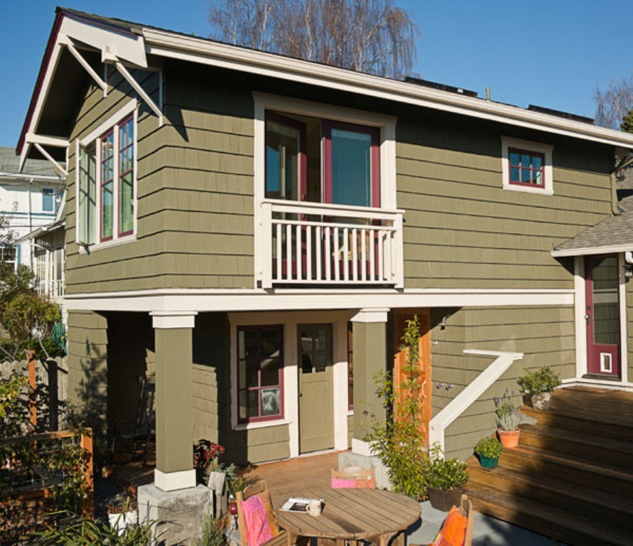 Mittelgroßer, Überdachter Klassischer Patio hinter dem Haus mit Gartendusche und Dielen in Seattle