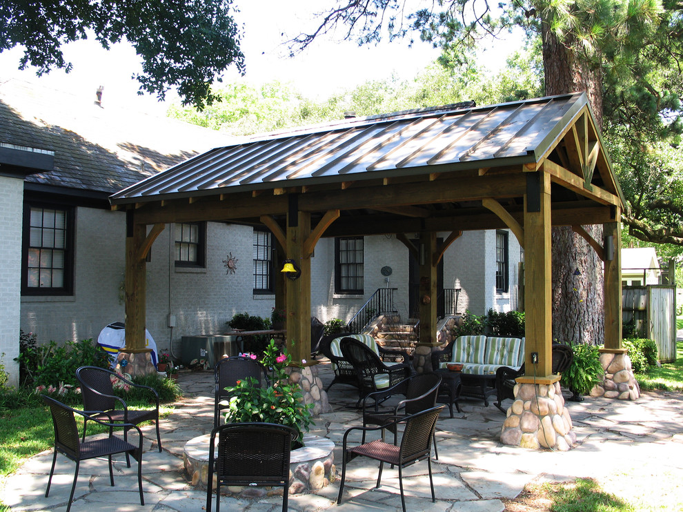 Esempio di un patio o portico stile americano di medie dimensioni e dietro casa con pavimentazioni in pietra naturale e un gazebo o capanno