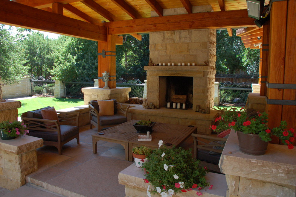 Esempio di un patio o portico stile americano di medie dimensioni e dietro casa con un focolare, pavimentazioni in pietra naturale e un gazebo o capanno