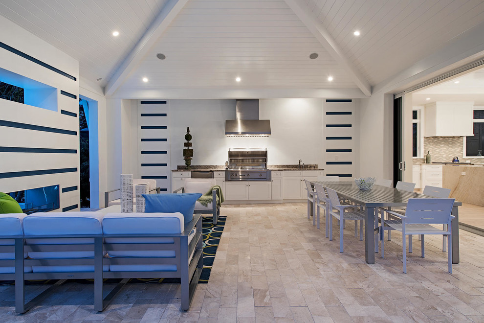 Стильный дизайн: большой двор в стиле неоклассика (современная классика) с летней кухней, покрытием из плитки и навесом - последний тренд