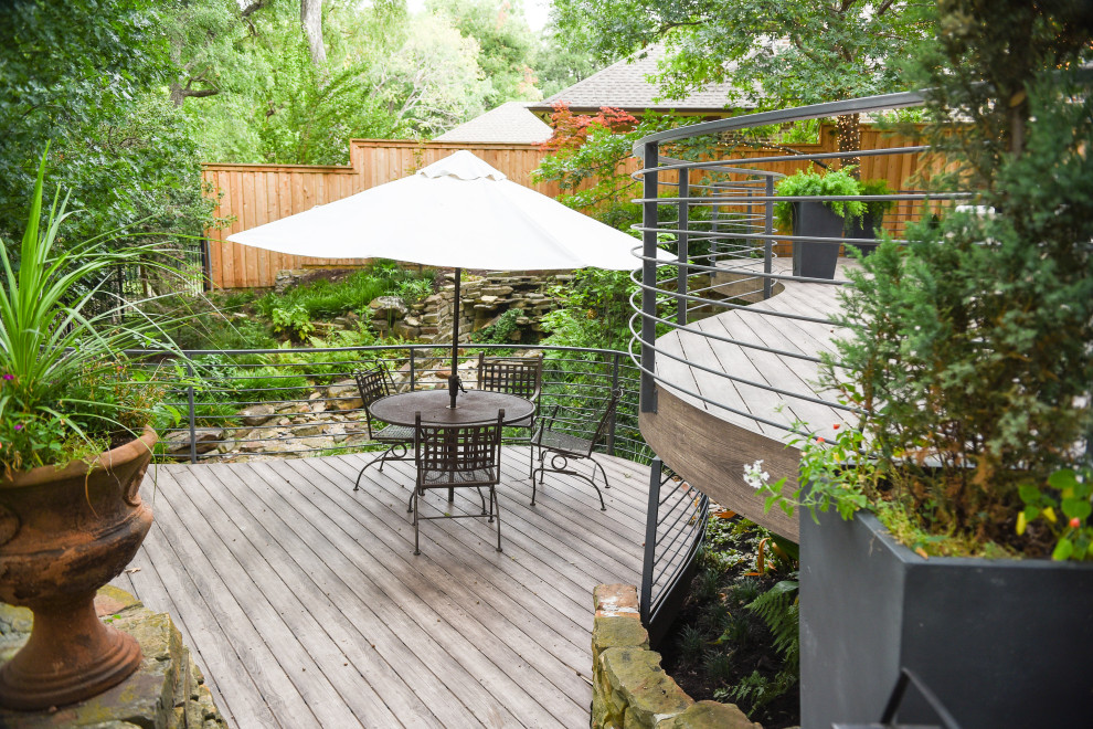 Example of a transitional patio design in Dallas