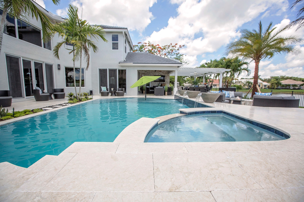Esempio di una piscina design di medie dimensioni e dietro casa con pavimentazioni in pietra naturale