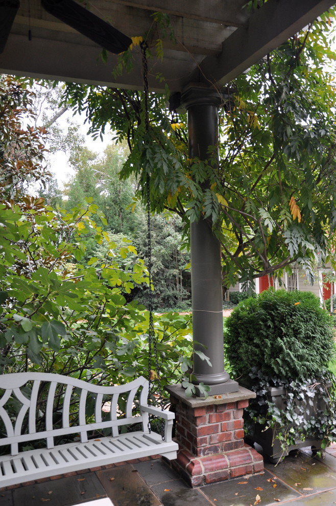 Пример оригинального дизайна: большая пергола во дворе частного дома на заднем дворе в классическом стиле с мощением клинкерной брусчаткой