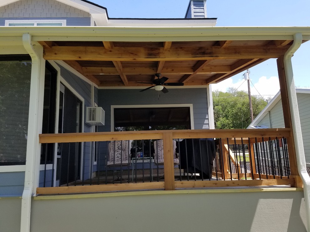 Idée de décoration pour une terrasse en bois arrière craftsman de taille moyenne avec une cuisine d'été et une extension de toiture.