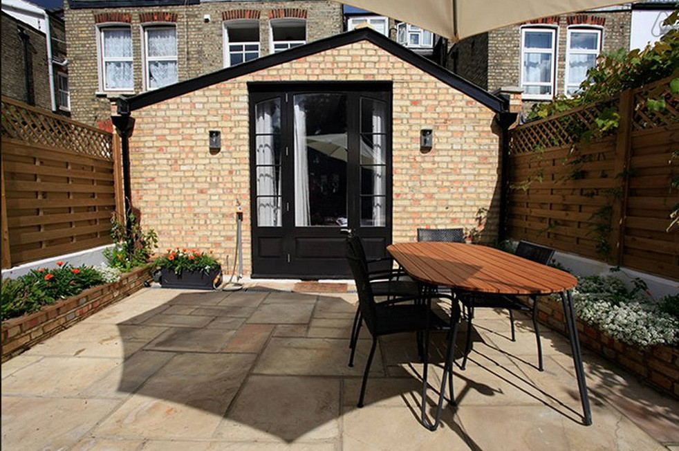 Immagine di un patio o portico chic di medie dimensioni