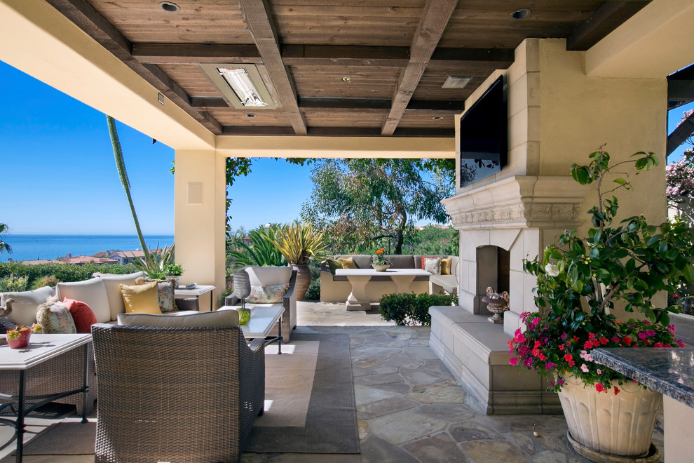Diseño de patio mediterráneo de tamaño medio en patio trasero con adoquines de piedra natural y cenador