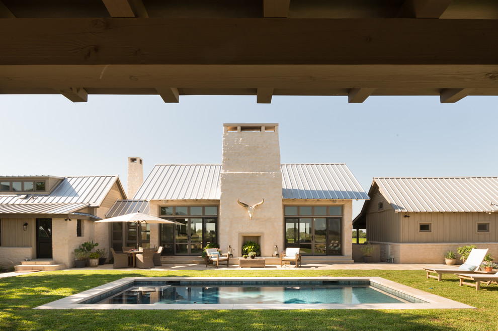 Großer, Unbedeckter Landhaus Patio hinter dem Haus mit Kamin in Dallas