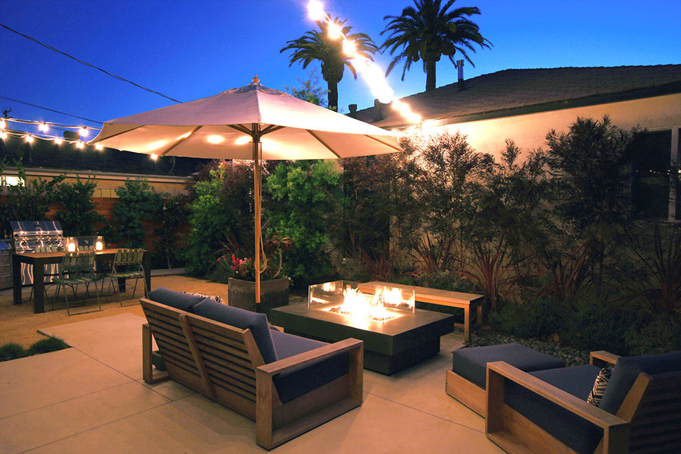 Example of a mid-sized transitional backyard gravel patio design in Los Angeles with no cover