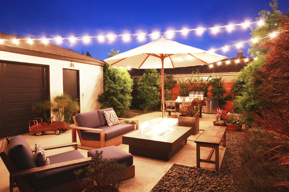 Diseño de patio clásico renovado de tamaño medio sin cubierta en patio trasero con brasero y gravilla