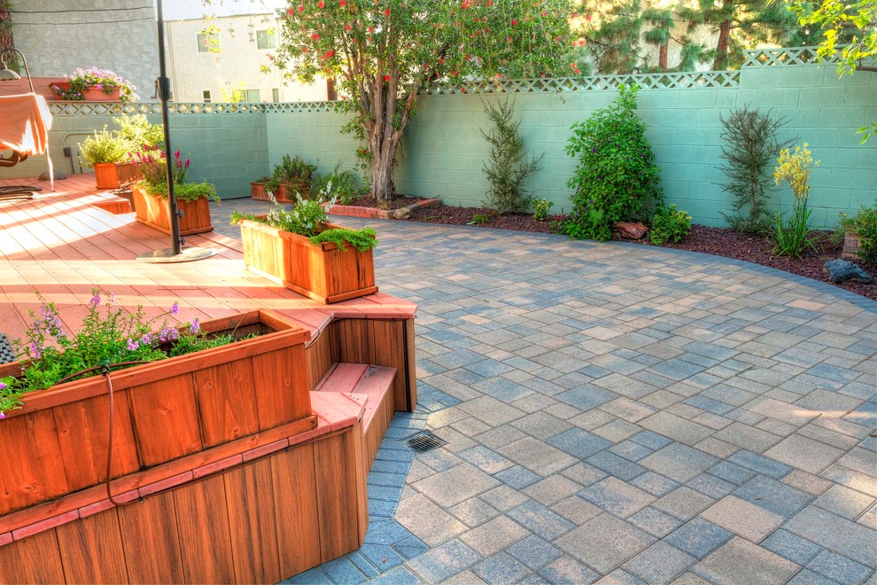 На фото: маленький двор на заднем дворе в современном стиле с мощением тротуарной плиткой для на участке и в саду с