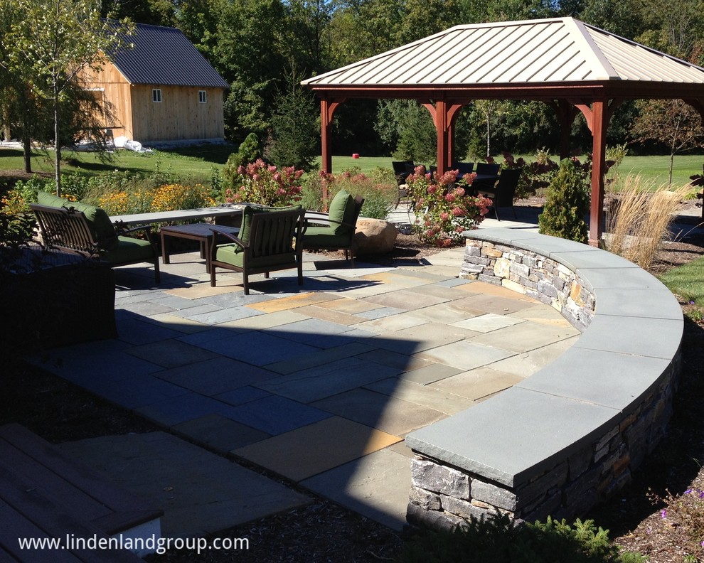 Curved sitting wall with thermal bluestone cap Traditional Patio