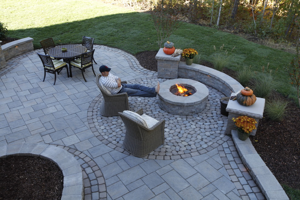 Curved to Perfection Traditional Patio Richmond by Outdoor